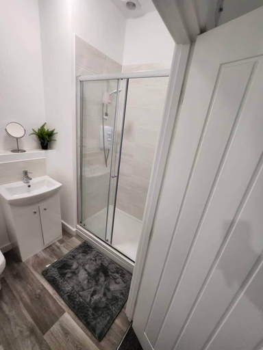 Bathroom 2, Home Away From Home in Burton on Trent, Staffordshire