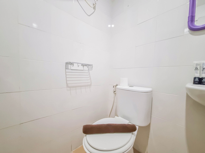Bathroom 2, Comfy And Homey Studio At Vivo Apartment, Sleman