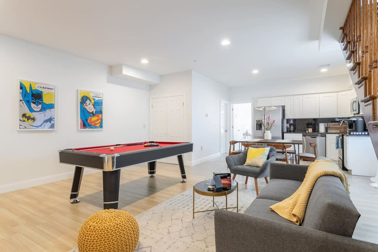 Room 1, Cherry Suites 3BR Apt w W D Pool Table, Philadelphia