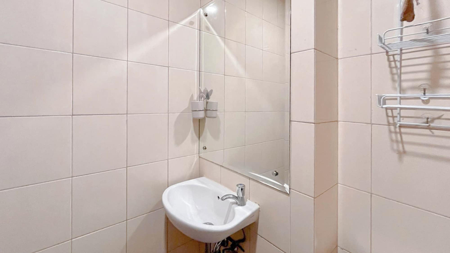 Bathroom 3, Comfort Studio Room At Vida View Apartment, Makassar