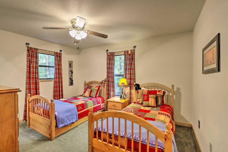 Bedroom 2, Whittlers Mountain Escape with Fireplace!, Cherokee
