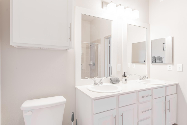Bathroom 2, Spacious 2BR King Bed Suites Close to Downtown and Airport, Travis