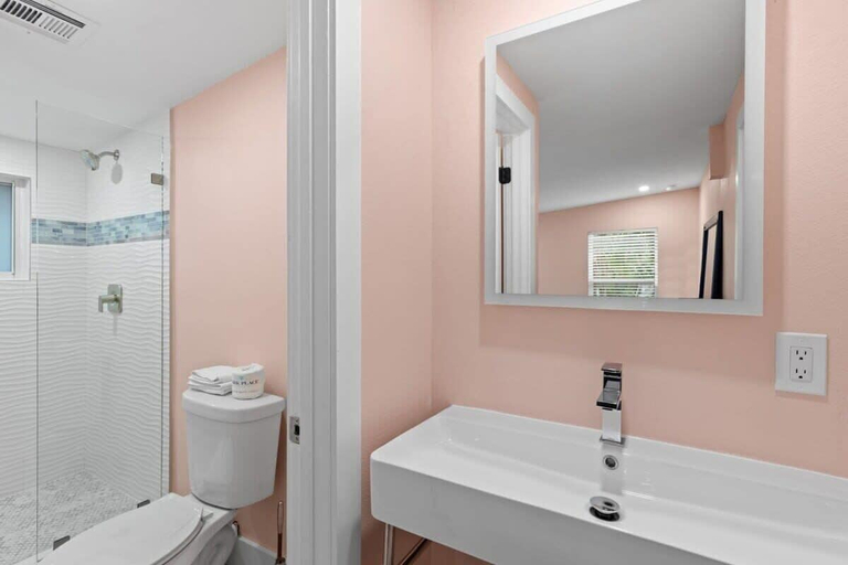 Bathroom 4, THE Palmview AND Sandpiper Inns, Lee