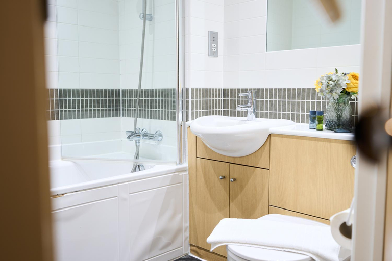 Bathroom 4, Vizion Serviced Apartments - Shortstay MK, Milton Keynes