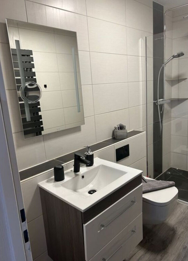 Bathroom 5, 3 at House "pop", Leer