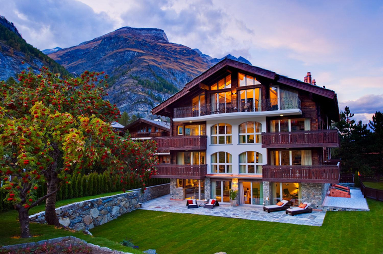Exterior & Views