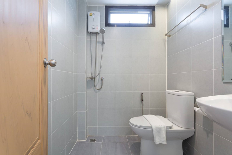 Bathroom 4, Barayan Place, Sattahip