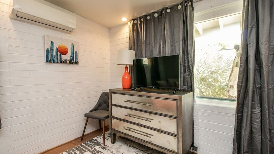 Living area 2, Bright & Cozy Mid Town Zen Yard Studio!, Maricopa