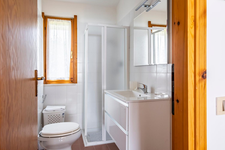 Bathroom 3, HOST4U - LISA&MAGGIE Pool Apartments with Beautiful View on Lake of Garda, Brescia