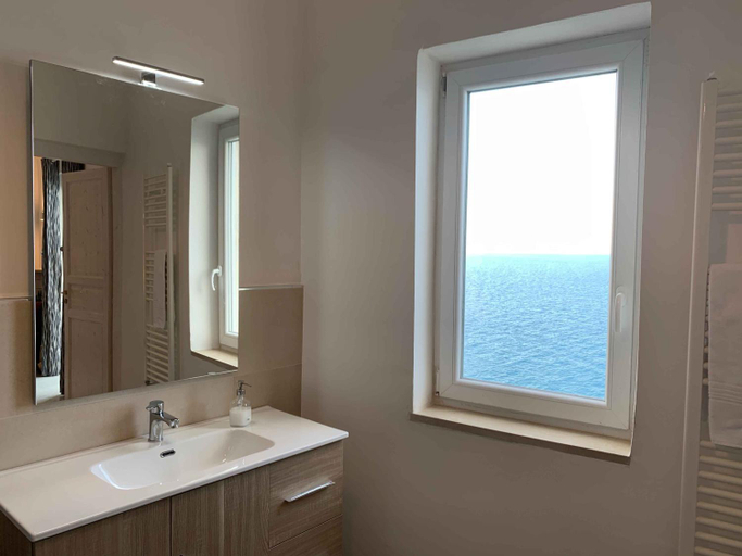 Bathroom 2, Amoredimare Casa Vacanze, Bari
