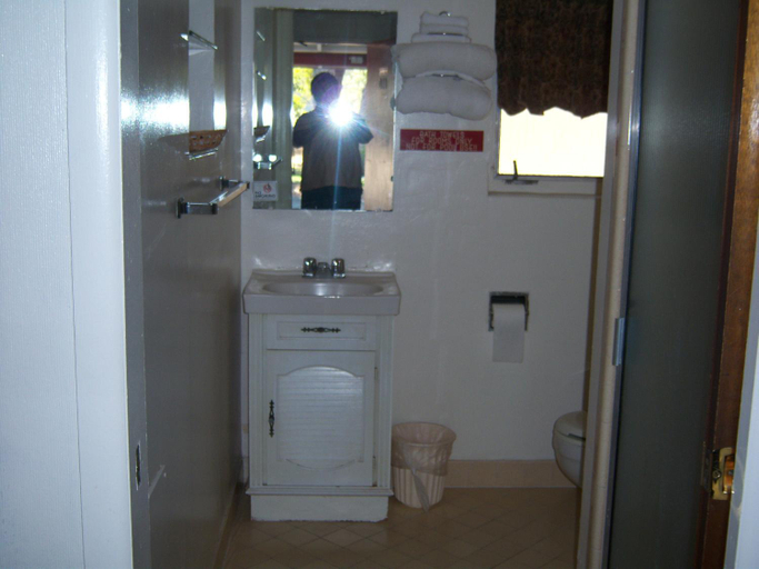 Bathroom 3, Shasta Dam Motel, Shasta