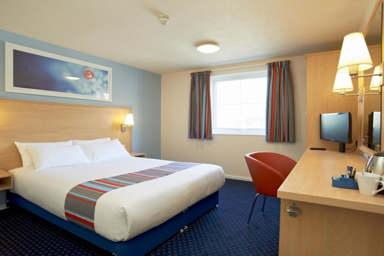 Bedroom 3, Travelodge Swansea M4, Swansea