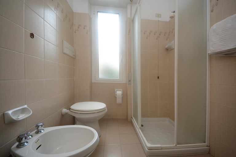 Bathroom 4, Bike & Family Hotel Derby, Savona