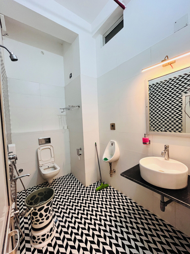 Bathroom 4, Hotel Buddha Park, Varanasi
