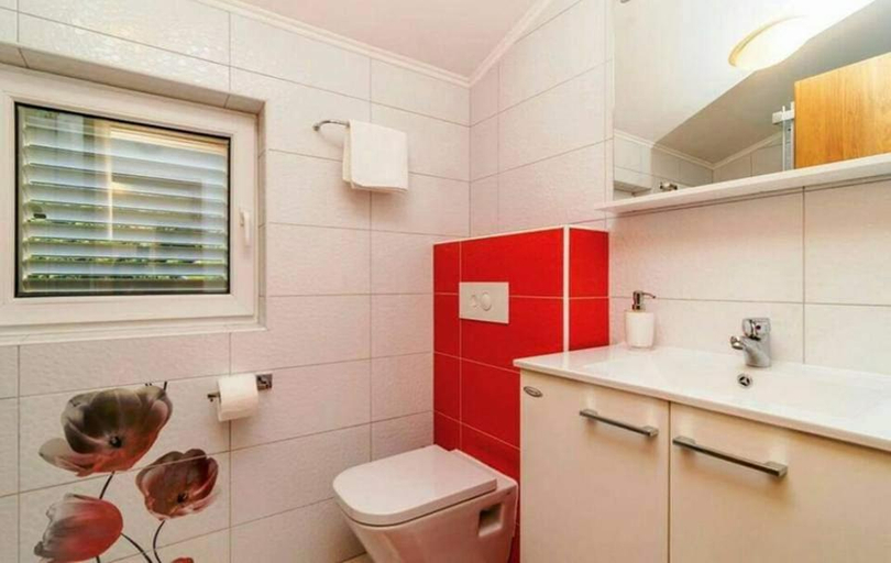 Bathroom 4, Villa Fabry, Ploče