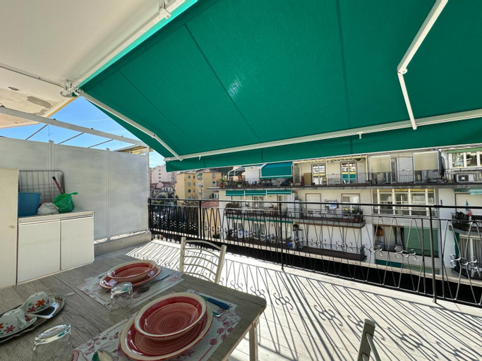 Food & Drinks, WH - Un Posto al Sole - Attico Monolocale con Parcheggio Gratuito - 5 minuti dal centro - Wifi, Imperia