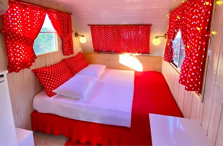 Bedroom 4, Mona Glamping Caravan Suites, Seferihisar