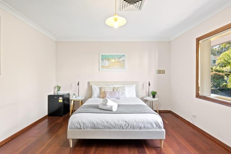 Bedroom 1, Queen Room in Gordon near Train & Bus Sleep 2, Ku-ring-gai