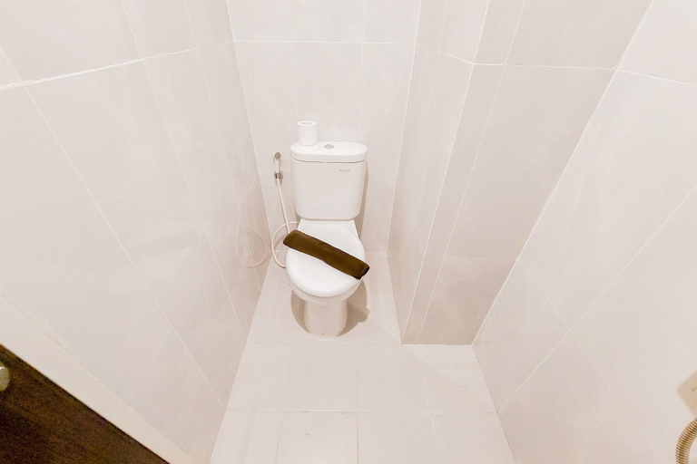 Bathroom 5, Restful And Warm Studio Serpong Garden Apartment, Tangerang