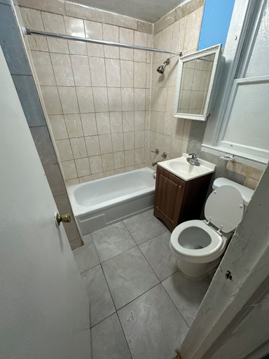 Bathroom 4, Fidelia Room Fuchsite, Newark