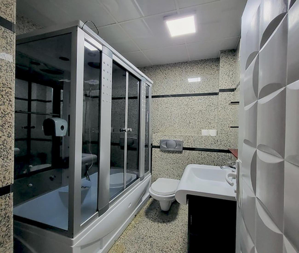 Bathroom 3, Hotel Royal, Priština