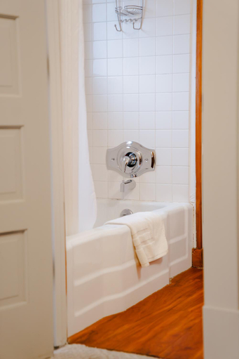 Bathroom 1, Greenbriar Inn, Kootenai