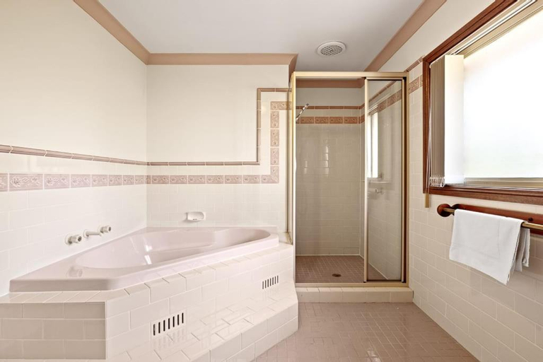 Bedroom 4, Queen Room in Gordon near Train & Bus Sleep 2, Ku-ring-gai