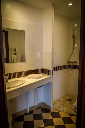 Bathroom 4, Brit Hotel Azur, Maine-et-Loire