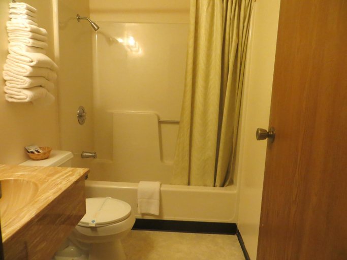 Bathroom 3, Baxter Inn 4 Less, Cherokee