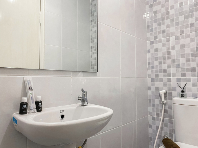 Bathroom 2, Serene Living Studio Tokyo Riverside Pik 2 Apartment, Tangerang