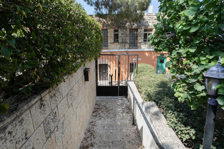 Exterior view 3, Carmel Boutique Exclusive