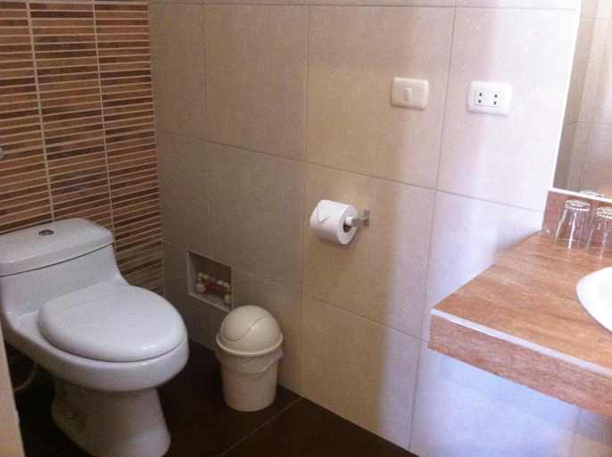 Bathroom 3, Oro Viejo, Nazca