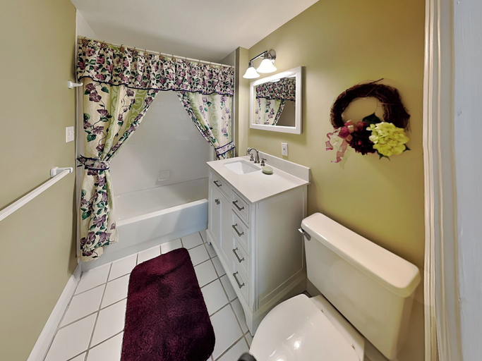 Bathroom 3, Captain's Bay, Lee