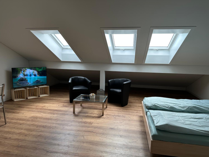 Others 5, Neue Einzimmer Dachwohnung, Lenzburg