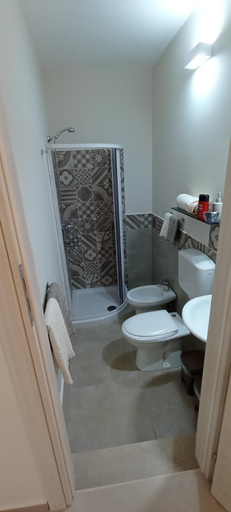 Others 5, le antiche mura-rooms-private toilet, Messina
