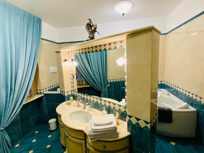 Bathroom 12