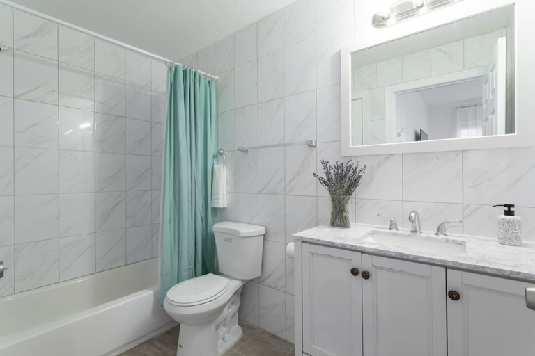 Bathroom 4, Cherry Suites 3BR Apt w W D Pool Table, Philadelphia