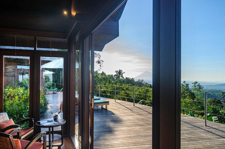 Exterior & Views 8
