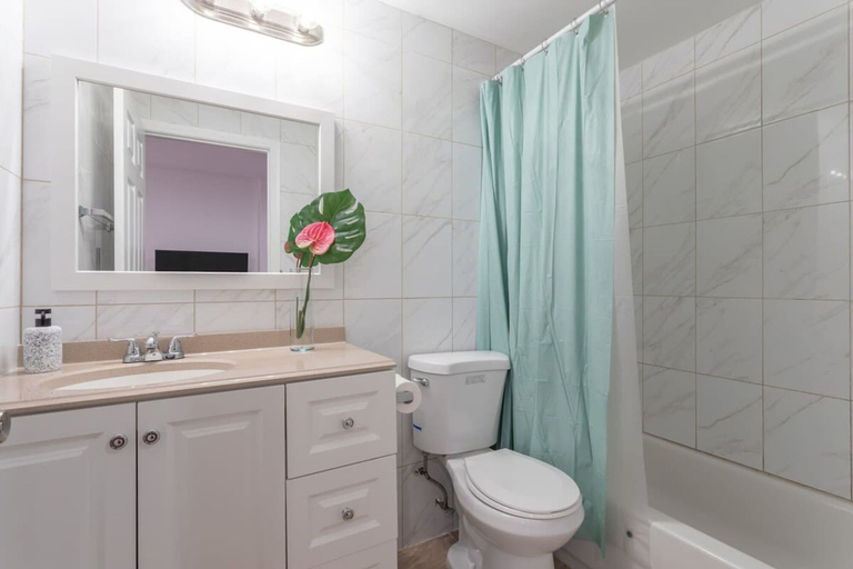 Room 5, Cherry Suites 3BR Apt w W D Pool Table, Philadelphia