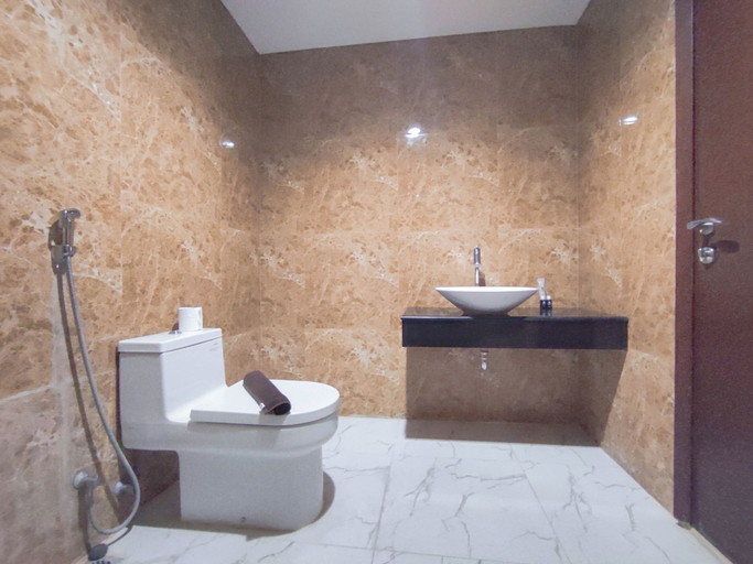 Bathroom 2, Compact And Relaxing 1Br At Grand Sungkono Lagoon Apartment, Surabaya