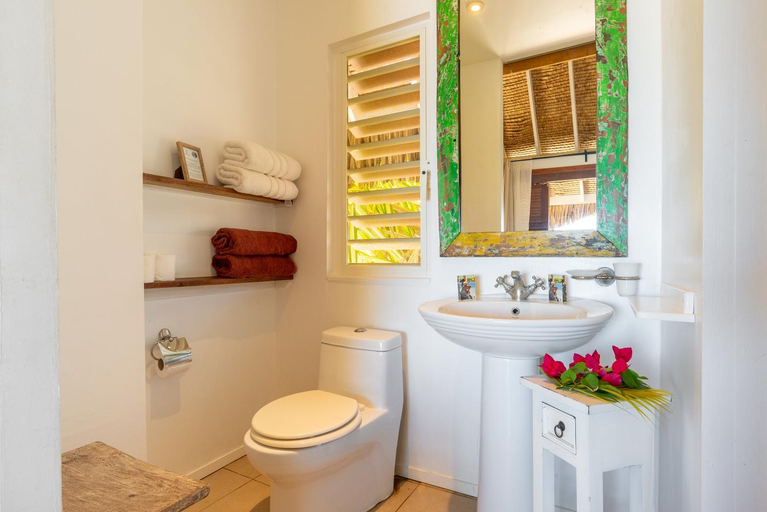Bathroom 5, Moorea Beach Lodge