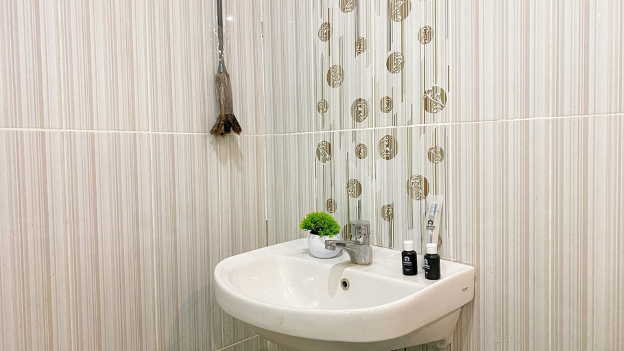 Bathroom 3, Big And Comfy Studio At Kemang Village Apartment, South Jakarta