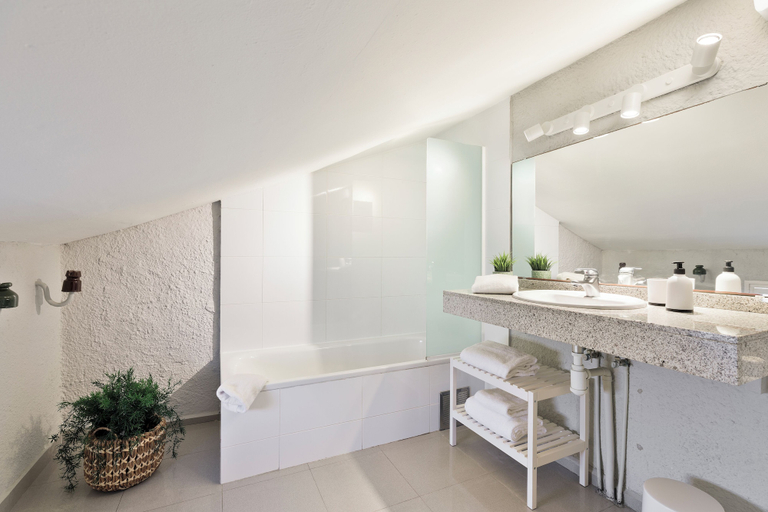 Bathroom 4, Apartments Sata Sagrada Familia Area, Barcelona