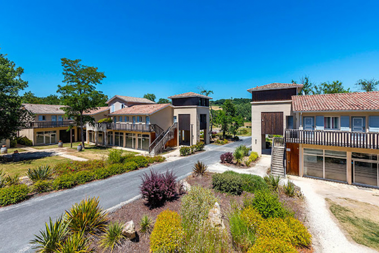 Exterior & Views
