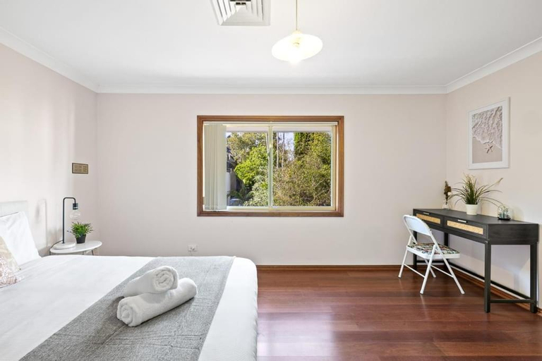 Bedroom 3, Queen Room in Gordon near Train & Bus Sleep 2, Ku-ring-gai