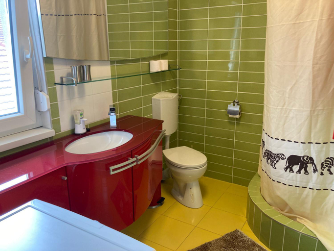 Bathroom 2, Pentz House, Siófok