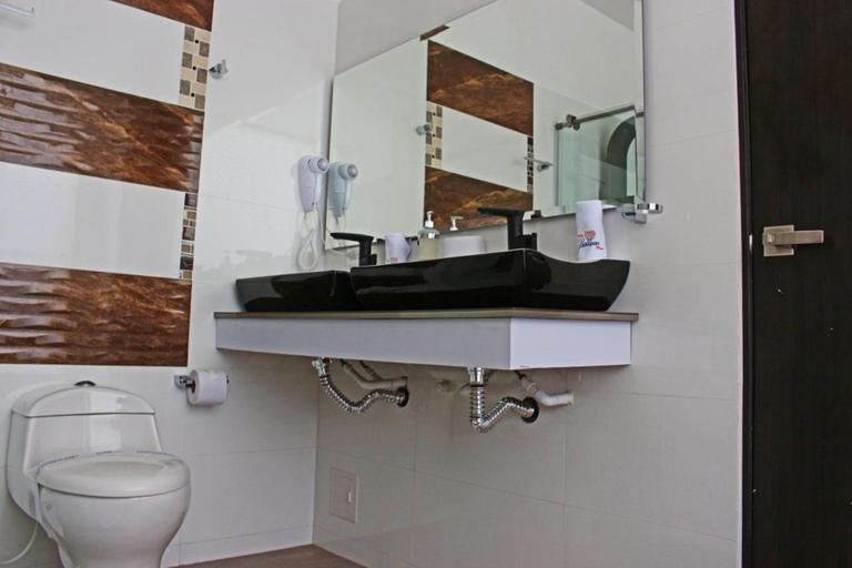 Bathroom 4, Hotel Guaitipan Plaza, Pitalito