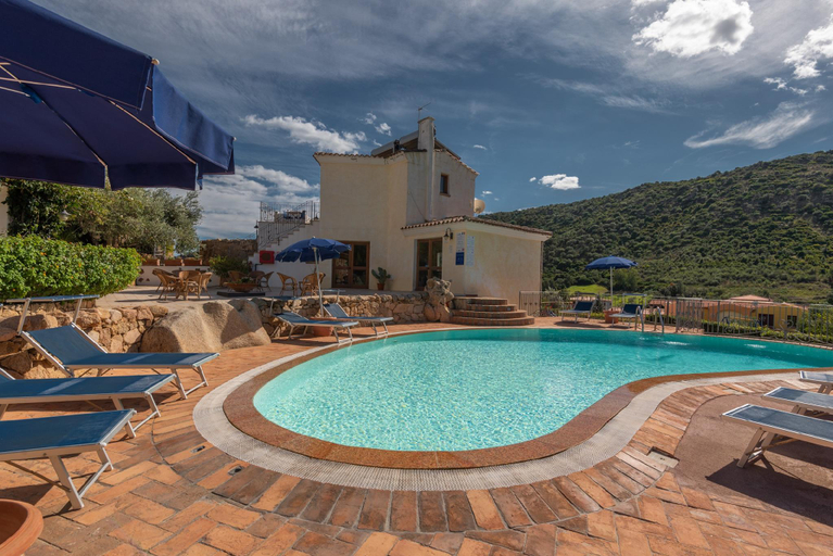 Sport & Beauty 3, Stunning Residence Bouganvillage Bedroom sleeps 4 Child, Nuoro