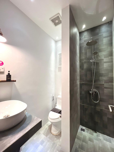Bathroom 10