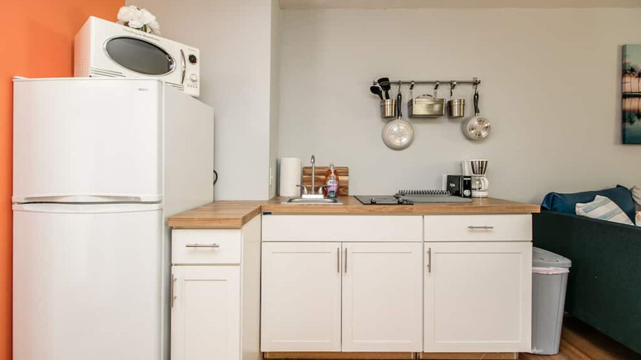 Private kitchen 4, Bright & Cozy Mid Town Zen Yard Studio!, Maricopa